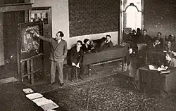 Přednáška na Státním institutu kinematografie v Moskvě, ve třicátých letech 20. století se ústav nacházel v prostorách bývalé moskevské restaurace „Jar“, Moskva, 1935–1936