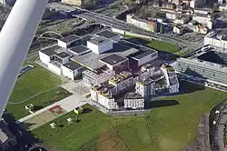 Budova bude stát na pozemku mezi obchodním centrem a koncem nadjezdu silnice II/479.