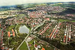 Letecký pohled dna Podklášteří se zbytkem města