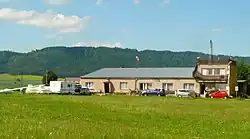 Hlavní budova od vzletové a přistávací dráhy