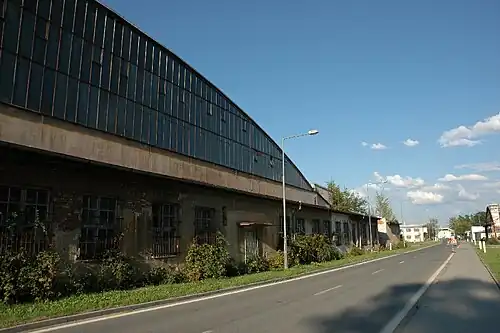 Letištní hangár na Borských polích v roce 2006, posléze zbořen