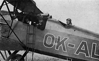 V letounu Letov Š-19W seděl pilot v otevřeném kokpitu za kabinou cestujících