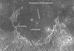 Snímek kráteru Letronne při pohledu z Apolla 16.