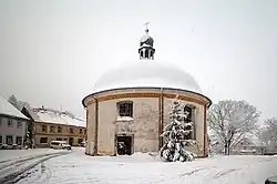 Vstup do kostela Povýšení sv. Kříže v Levíně