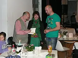 Lev Berinski podepisuje jubilejní vydání.