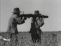 Dva z vojáků s kulometem Lewis