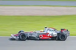 Hamilton s vozem MP4-22 při Grand Prix Velké Británie.