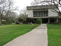 Jídelna, navržená členkou architektkou Naomi Yudkovskou