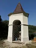 Lhota, výklenková kaplička se sochou svatého Jana Nepomuckého.jpg