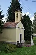 Kaplička na návsi zasvěcená svatému Janu Nepomuckému