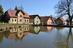 Domy na severní straně návsi