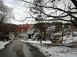 Vjezd do vsi, pila na čp. 51 (Panství Jemniště)