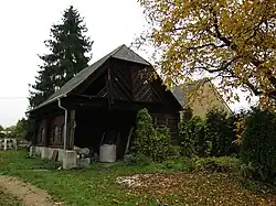 Lhota pod Radčem, špýchar s kůlnou usedlosti čp.33.jpg