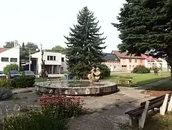 Park na návsi, kašna s fontánou se sochou Matka s dítětem od Otilie Šuterové-Demelové.