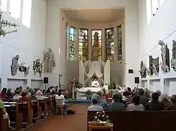 Výzdoba interiéru kostela Panny Marie Královny míru v Praze 4-Lhotce