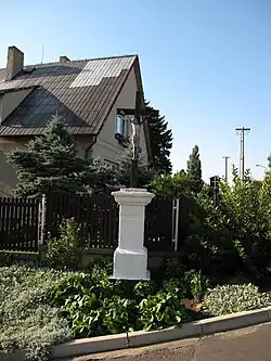 Křížek u cesty ve Lhotce nad Labem