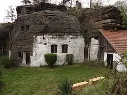 Lhotka u Mělníka - skalní obydlí čp. 1.JPG