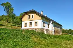 Jediný dům stojí na základech původního stavení