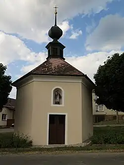 kaple na návsi