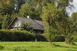 Roubená chalupa při hlavní silnici směrem na Bohumileč