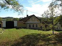 Žlutý dům seká zde zahradu Vilém Sadecký