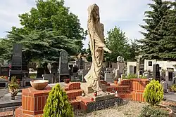 Libčice nad Vltavou, katolický hřbitov - hrob se sochou od Františka Bílka (2).jpg