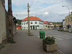 Náměstí Svobody s radnicí v centru města