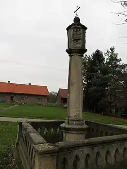 Liběšice, boží muka na návsi.jpg