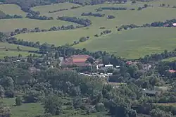 Jihovýchodní pohled na osadu z Ovčího vrchu (bývalého Kaňkova)