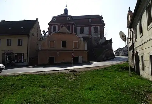 Pohled na kostel z náměstí V. Levého