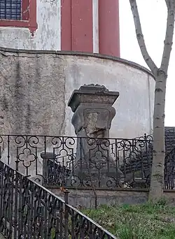 Sokl sochy u schodiště