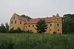 Severní průčelí s bránou