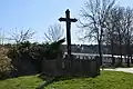 Kříž za vsí