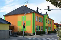 Výrazná budova školy v Dolních Libchavech