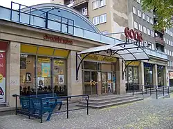 Vstup do přízemní budovy divadla Gong.