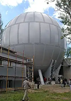 Libeňský plynojem fotografovaný z pozemku VZLÚ