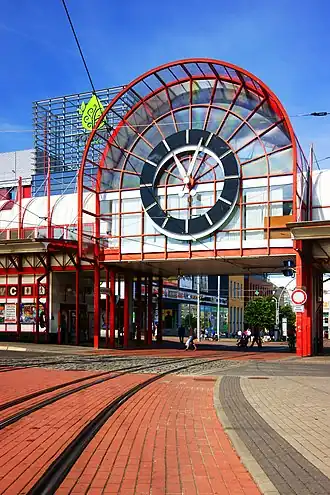 Terminál Fügnerova s dvourozchodnými tramvajovými kolejemi, pohled k Liberci