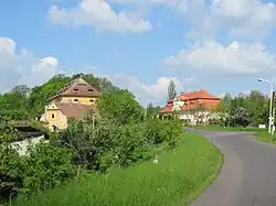 Zbytky hospodářských budov bývalého zámeckého areálu