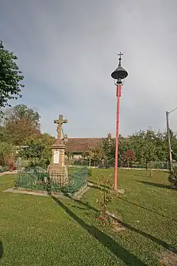 Zvonička a křížek