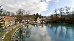 Pohled od obecního úřadu na rybník uprostřed obce