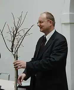 Poslanec Libor Ambrozek přebírá od zástupců občanských iniciativ sazenici lípy (březen 2009)