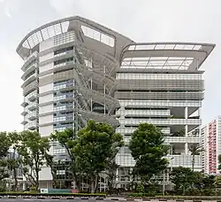 Šestnáctipatrová budova spojující sbírky Národní knihovny a Prezenční knihovny Lee Kong Chiana