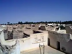 Pohled přes střechy domů v Ghadamesu