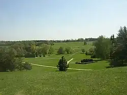 Prostor Lidic, Podhorův rybník se nacházel v porostu v levé části snímku