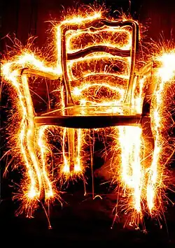 Philipp von Ostau, hořící prskavka vytváří „chlupatou“ čáru, 2010