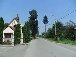 Hlavní silnice a kostel v roce 2012