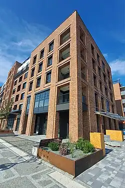 Nároží jedné budovy v areálu