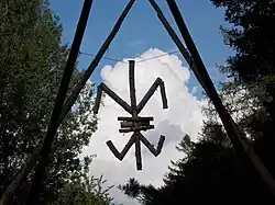 Lilie na táborové bráně tábořiště Jesenické lesní školy