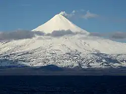 Z hlavního kráteru sopky neustále uniká pára