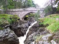 Místo The Linn of Dee na řece Dee poblíž Braemaru. Linn je skotské slovo pro vodopád.